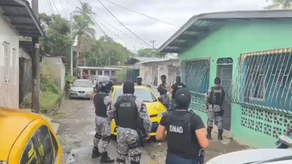 Policía Nacional realiza allanamientos en Colón Policía Nacional realiza allanamientos en Colón