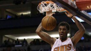 Chriss mete 17 puntos y los Suns aplastan 120-103 a Hornets