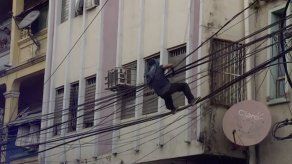 Capturan a hombre que estuvo saltando de techo en techo en Santa Ana