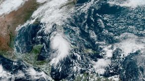 El huracán Rafael gana fuerza en el centro del Golfo de México