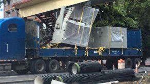 Carga de un articulado colisiona contra paso elevado en Tumba Muerto