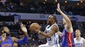 Walker brilla en el cuarto periodo de triunfo ante Pistons
