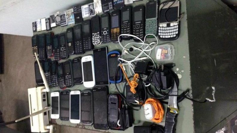 Armas punzocortantes y celulares decomisados en la cárcel de David