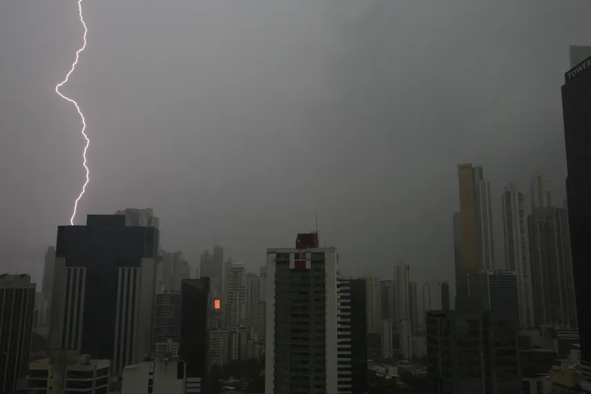 Clima acompañado de fuertes lluvias y tormentas eléctricas.