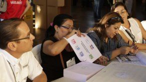 El Salvador vive comicios con el fantasma del voto nulo asustando a políticos