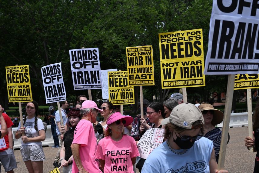 Protesta a las afueras de la Casa Blanca ante la ofensiva de EE. UU. contra Irán. Protesta a las afueras de la Casa Blanca ante la ofensiva de EE. UU. contra Irán. 