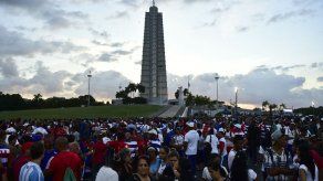 Cientos de miles de personas llenan Plaza de Revolución para despedir a Fidel