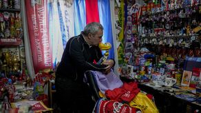 Los hinchas invitados acudirán a la ceremonia inaugural vestidos con los colores de cada equipo y entonarán cánticos aprobados antes de que Qatar enfrente a Ecuador el 20 de noviembre en el primer partido.