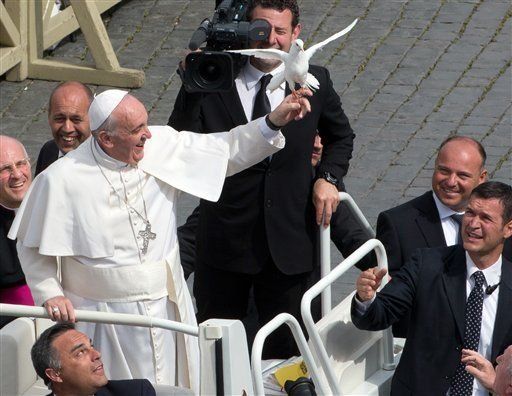 Papa Francisco deja en libertad dos palomas que le ofrecieron