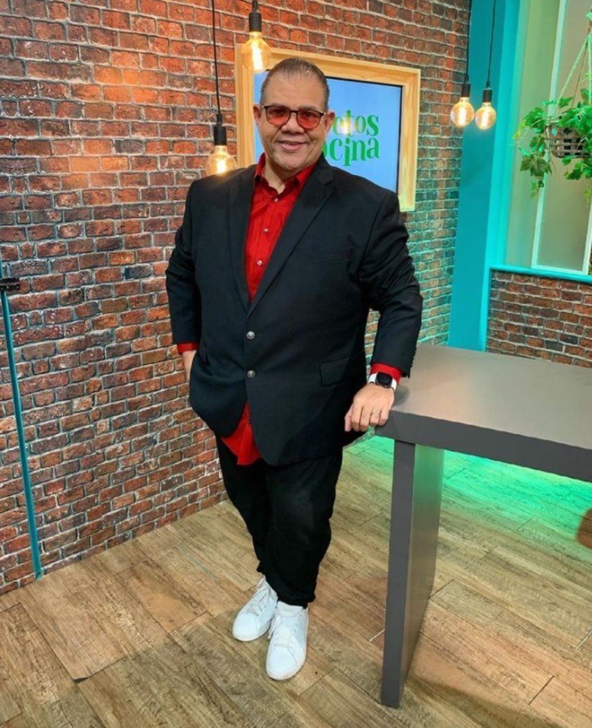 Rolo De León muestra cómo disfruta plancharle el cabello a su esposa