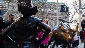 Estatua de niña desafiante en Wall Street