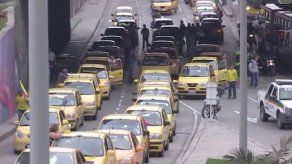 Taxistas bloquean vías de Bogotá en protesta contra Uber