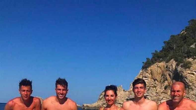 La familia Zidane derrocha atractivo y felicidad en las aguas de Ibiza