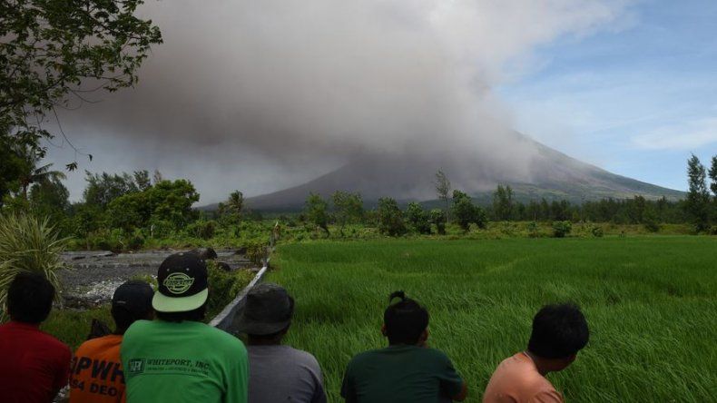 Autorizan la vuelta de 55.000 evacuados al área del volcán Mayon en Filipinas