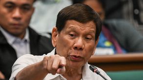 Expresidente filipino gana elecciones a alcalde desde una celda en Países Bajos.