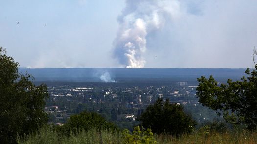 Una gran columna de humo que se eleva en el horizonte, detrás de la ciudad de Severodonetsk, en medio de la invasión rusa de Ucrania.