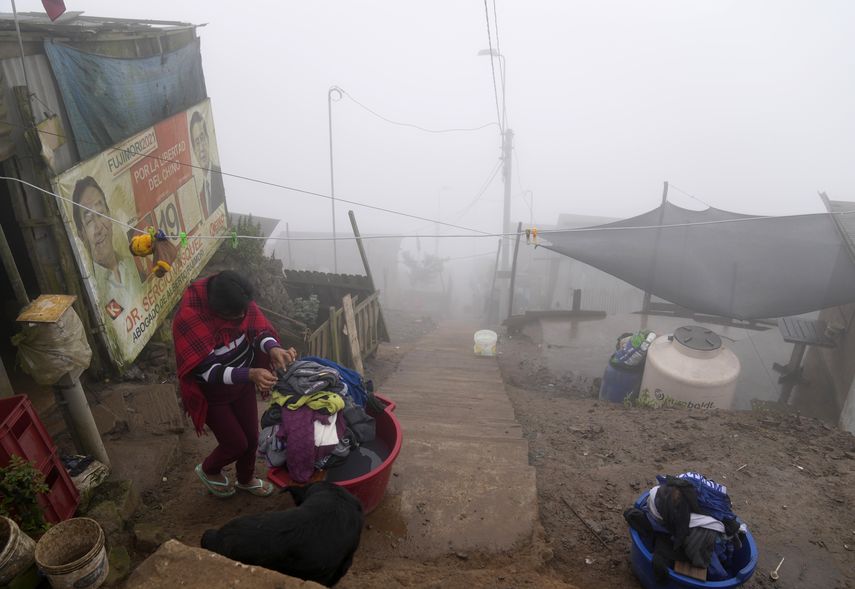 Niebla, bendición y maldición para miles sin agua en Lima