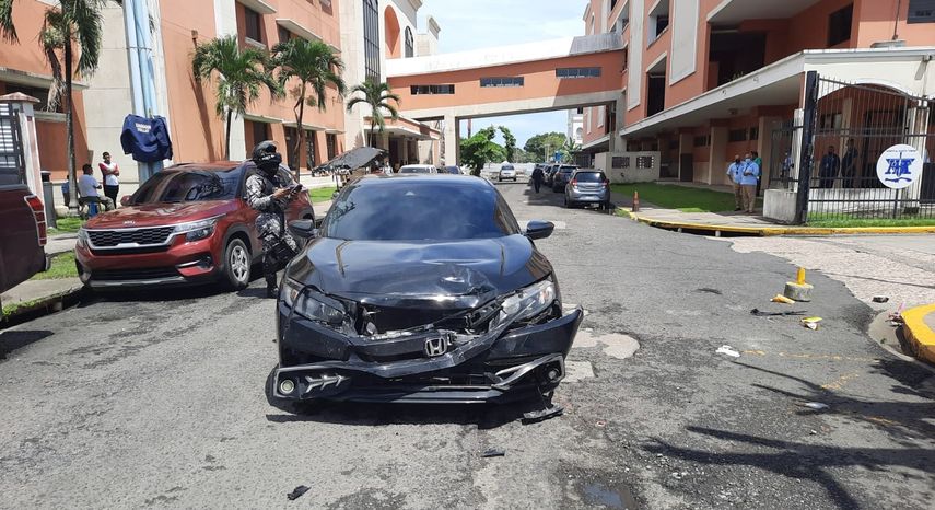 Próximo a la entrada del Hospital Santo Tomás