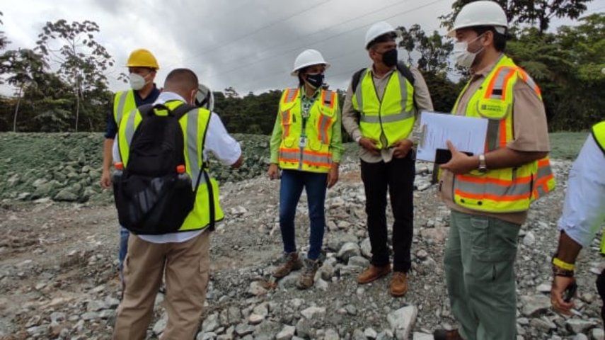 Personal del Ministerio de Ambiente (MiAmbiente) realiza una investigación para determinar el alcance del derrame.