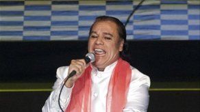 Juan Gabriel agradece a su público por cantar sus canciones