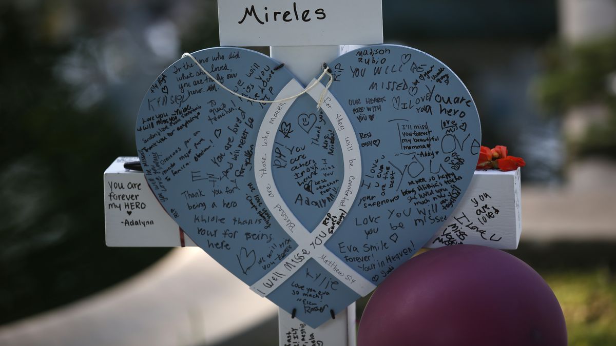 Una esquela en honor de Mireles decía que ella “se dedicó a su maravillosa familia y alumnos increíbles”. Disfrutaba practicar Crossfit, el excursionismo y pasar tiempo con su perro Kane.