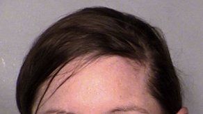 Liberan a mujer que lanzó zapato a Hillary Clinton