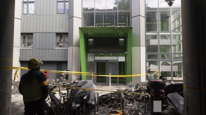 Suben a 79 los muertos y desaparecidos en fuego en Londres