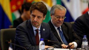 Canciller de Ecuador visita a compatriota herido en atentados en Bruselas