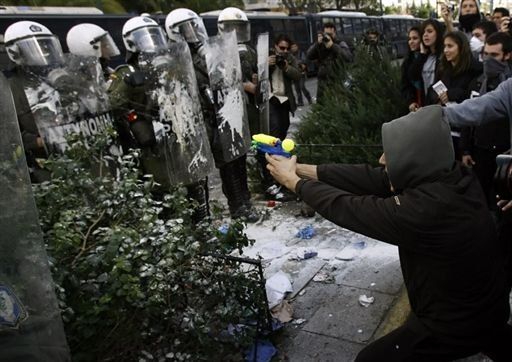 Miles protestan frente a jefatura policial de Atenas