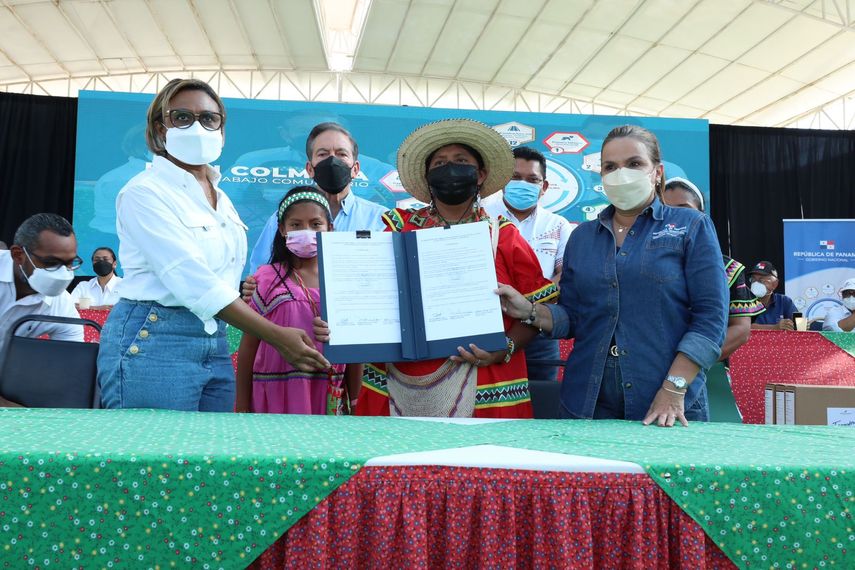 Firmaron el acuerdo de Estado la cacica general de la Comarca Ngäbe Buglé