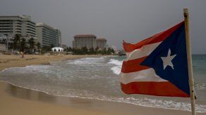 Bandera de Puerto Rico ondea en una playa de San Juan.