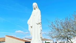 Estatua de la Virgen María en La Flotte-en-Ré.