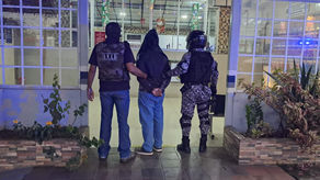 Joven es aprehendido con presunta droga, dulces y electrónicos