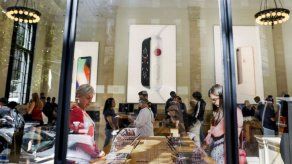 Fieles de Apple en Nueva York van a un lanzamiento de iPhone poco concurrido