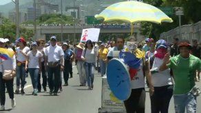Venezolanos bloquean arterias de la capital