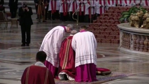 El papa Francisco se postró ante la cruz en servicio de Viernes Santo