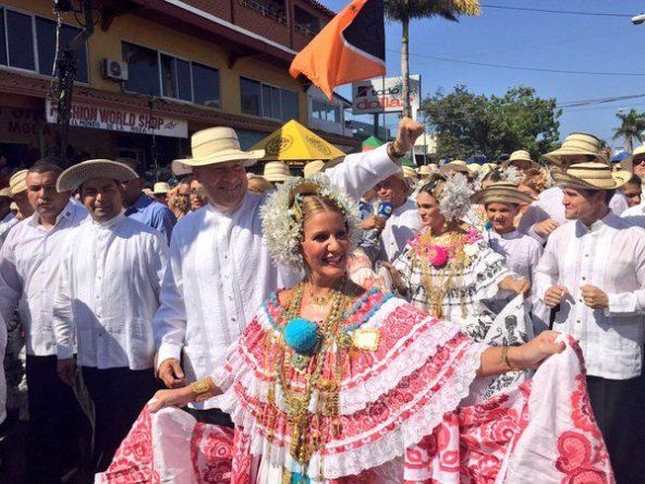 Miles de panameños disfrutan majestuoso Desfile de las Mil Polleras