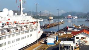 Barco impulsado por gas licuado cruza por primera vez el Canal de Panamá