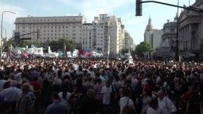 Primera protesta multitudinaria contra gobierno de Macri