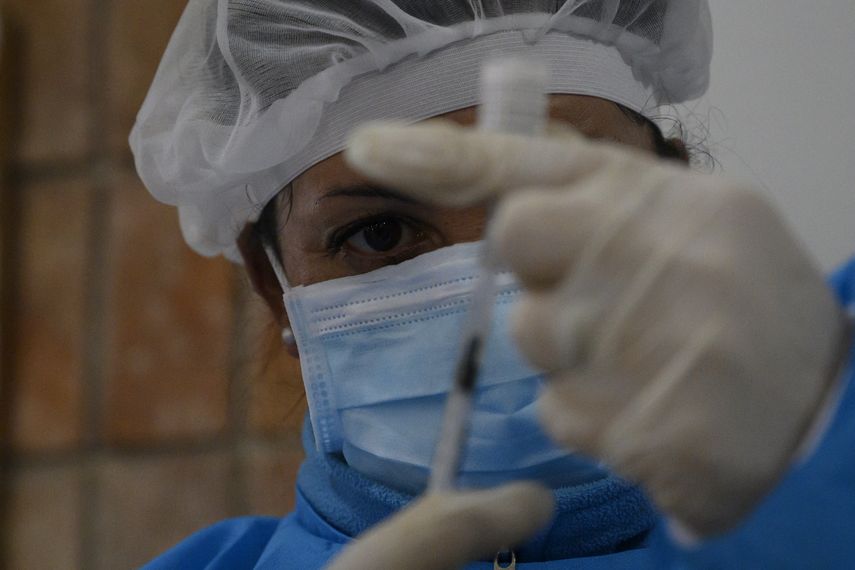Un trabajador de la salud prepara una dosis de la vacuna Pfizer-BioNTech Covid-19.