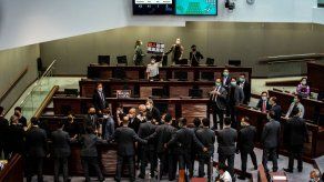 Parlamento de Hong Kong aprueba polémica ley que castiga insultos al himno chino