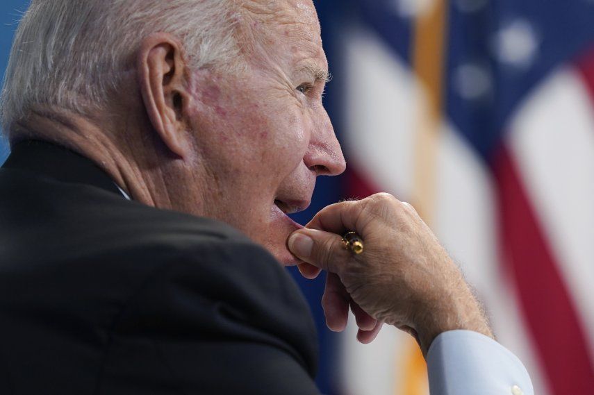 Biden culpó a Trump de atarle las manos y recordó repetidamente que heredó el acuerdo del gobierno republicanos con el Talibán para retirar a sus fuerzas del país en mayo de este año.