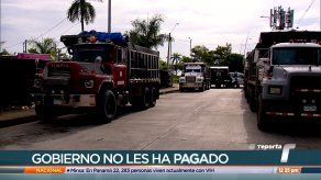 Conductores de camiones exigen pago adeudado por recolección de basura