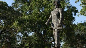 Estatua del conquistador español fundador de Asunción aparece sin su espada