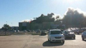 Al menos dos muertos al estrellarse un bimotor contra un edificio en Kansas