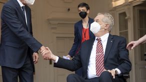 Sentado: Milos Zeman, presidente de República Checa.