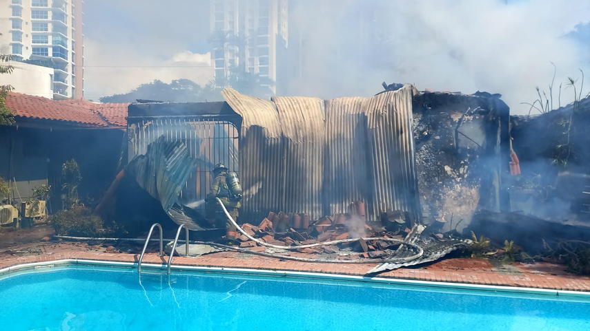 Residencia se incendia en Coco del Mar.