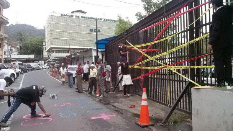 Tras iniciadas las sesiones extraordinarias, se registran protestas afuera de la Asamblea