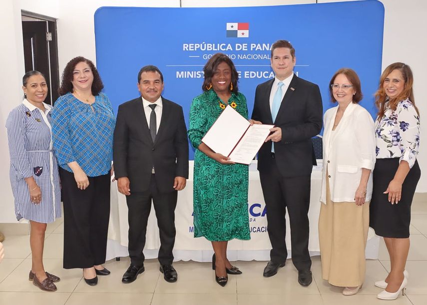 Convenio de cooperación agilizará concursos de vacantes para directores y subdirectores regionales de educación