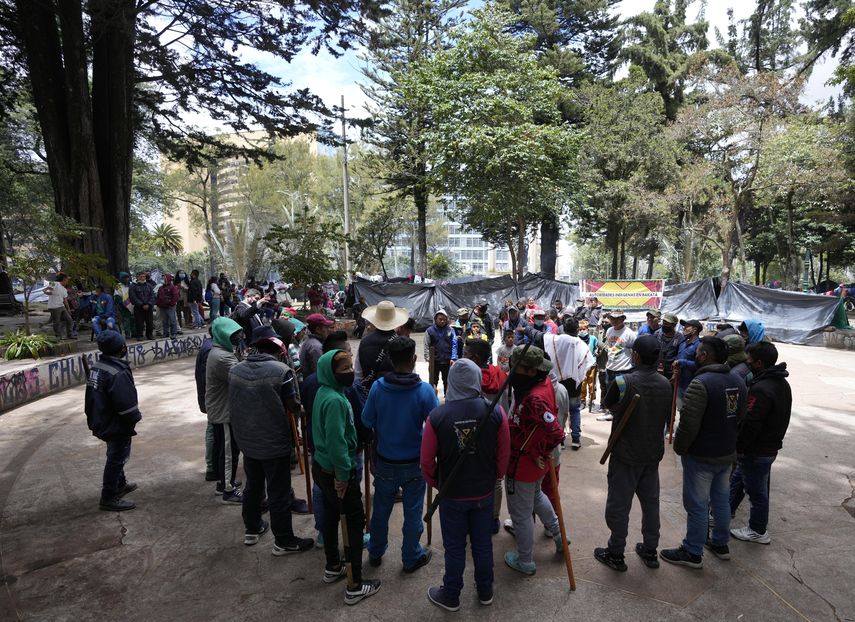 La mayoría de los indígenas trabajan haciendo artesanías que venden en las calles